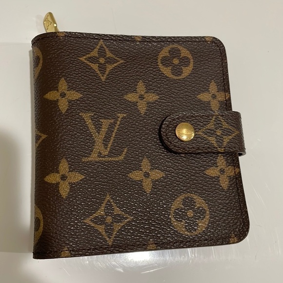 ⭐️Louis Vuitton Monogram Compacy Wallet—Beautiful!!  Roomy—Like New w/exception— - Picture 1 of 16